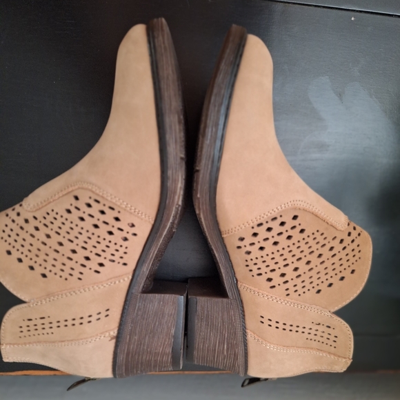 Propét LightTan Booties Size 6 - Picture 5 of 5